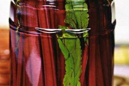 Маринованная свекольная ботва