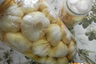Маринованный чеснок головками
