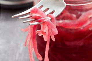 Маринованный красный лук