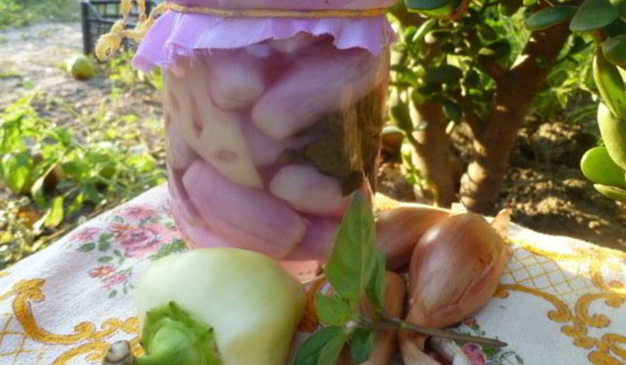 Рецепт маринованного лука с перцем и базиликом