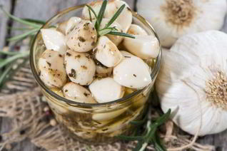 Маринованный зубчиками чеснок