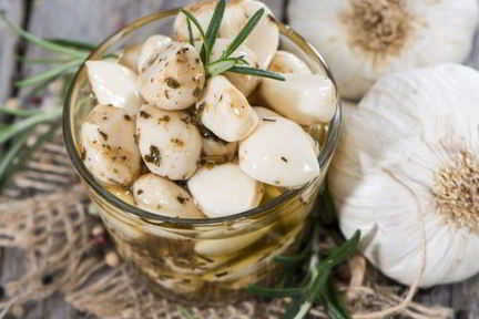 Маринованный зубчиками чеснок