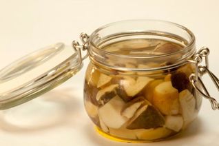 Маринованные белые грибы