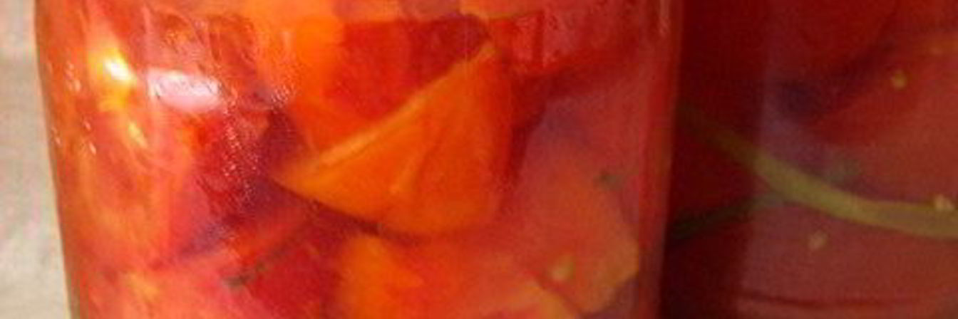 Маринованные дольки помидор с луком и чесноком