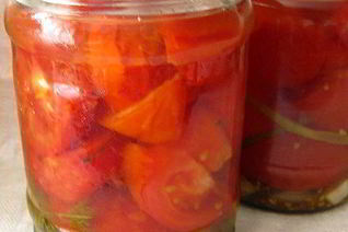 Маринованные дольки помидор с луком и чесноком