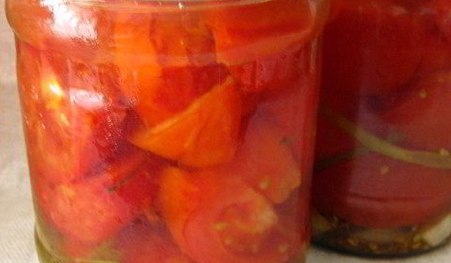 Рецепт маринованных долек помидор с луком и чесноком