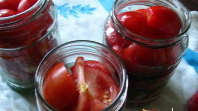 маринованные дольки помидор с луком и чесноком