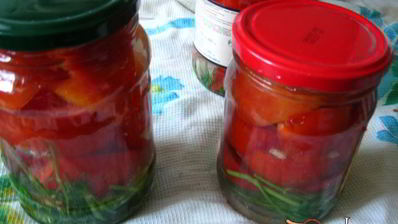 маринованные дольки помидор с луком и чесноком