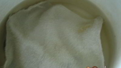 маринованные дольки помидор с луком и чесноком