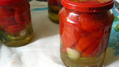 маринованные дольки помидор с луком и чесноком