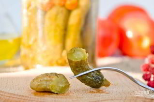 Маринованные корнишоны в банках