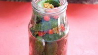 маринованные корнишоны в банках