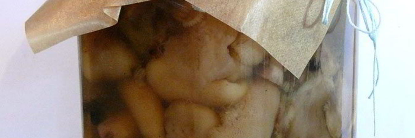 Маринованные маслята в собственном соку