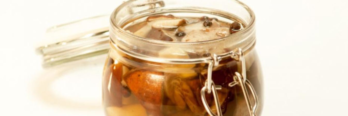 Маринованные подосиновики с можжевельником