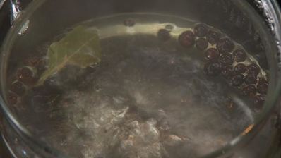 маринованные подосиновики с можжевельником