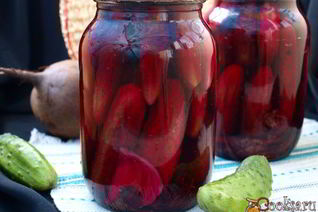 Огурцы маринованные со свеклой