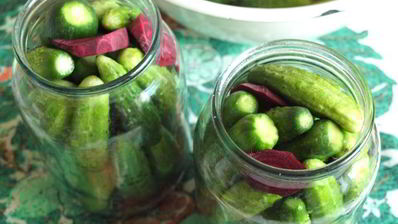 огурцы маринованные со свеклой