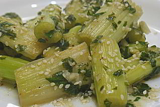 Пряный маринованный сельдерей в меду