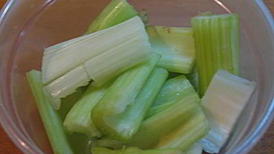 пряный маринованный сельдерей в меду