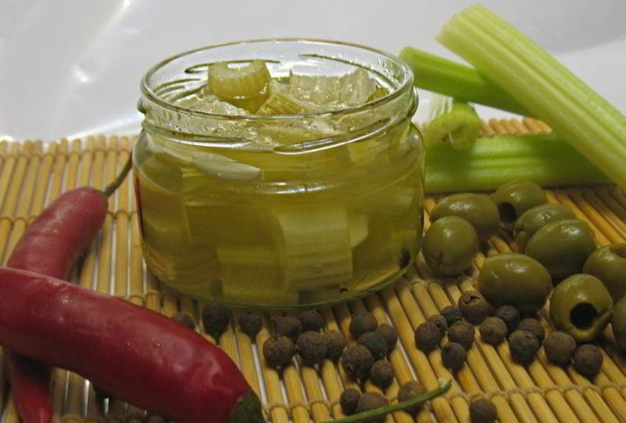 В масле маринованный сельдерей