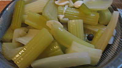 в масле маринованный сельдерей