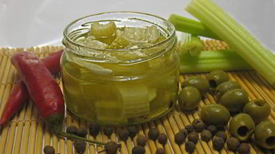 в масле маринованный сельдерей