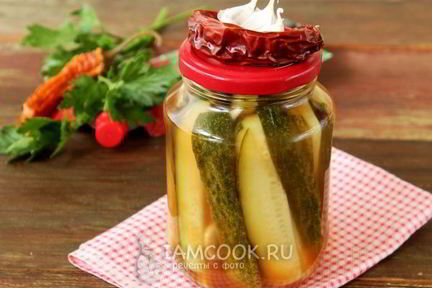 Огурцы с кетчупом чили на зиму