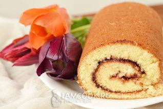 Бисквитный рулет с повидлом