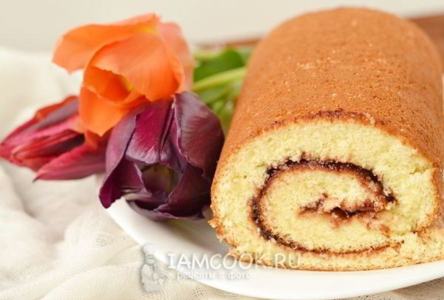 Бисквитный рулет с повидлом