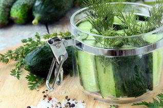 Быстрые малосольные огурцы с горчицей