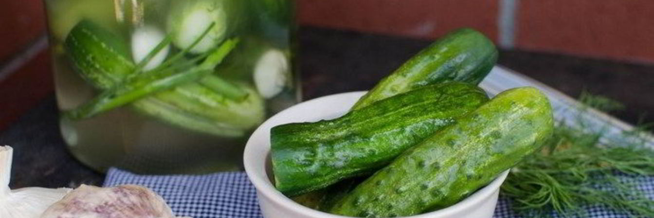 Быстрые малосольные огурцы в банке