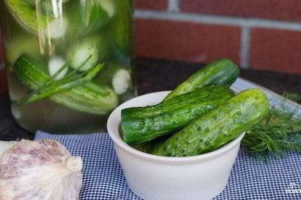 Быстрые малосольные огурцы в банке