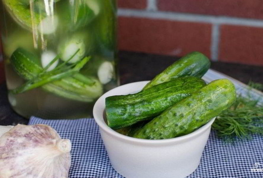 Быстрые малосольные огурцы в банке