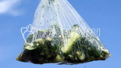 быстрые малосольные огурцы в пакете