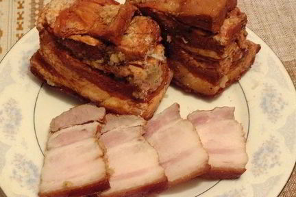 Домашнее сало с чесноком в луковой шелухе