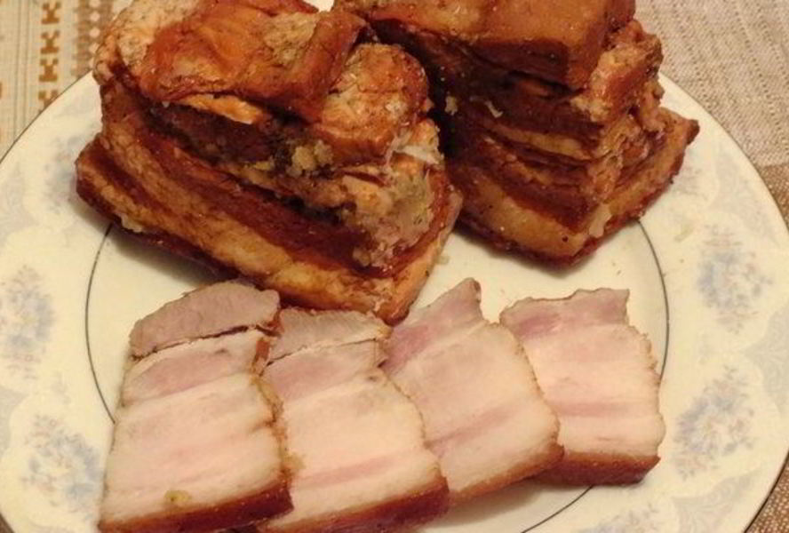 Домашнее сало с чесноком в луковой шелухе