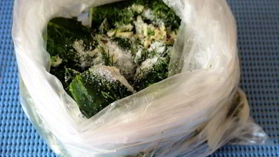 малосольные огурчики в пакете