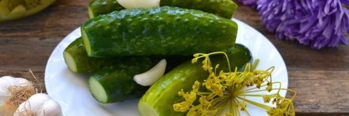 Малосольные огурцы с чесноком и укропом