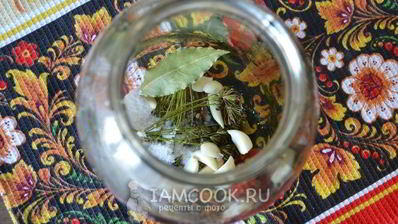 малосольные огурцы с чесноком и укропом