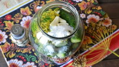 малосольные огурцы с чесноком и укропом