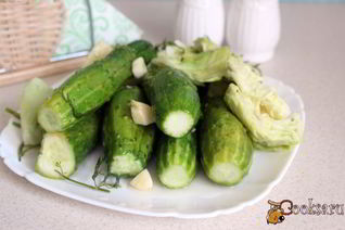 Малосольные огурцы с молодой капустой