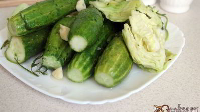 малосольные огурцы с молодой капустой