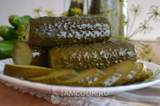 Малосольные огурцы в банке