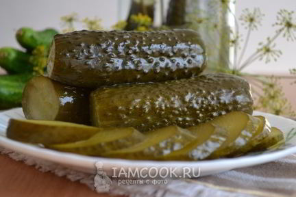 Малосольные огурцы в банке