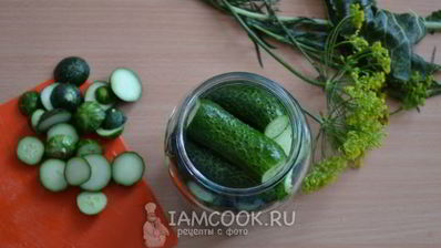 малосольные огурцы в банке
