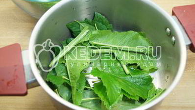 малосольные огурцы в кастрюле