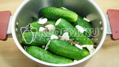 малосольные огурцы в кастрюле