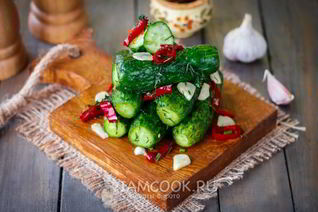 Малосольные огурцы в пакете с чесноком