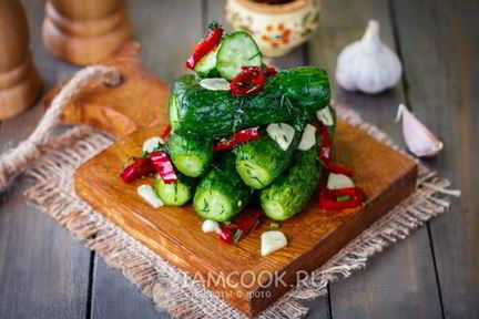 Малосольные огурцы в пакете с чесноком