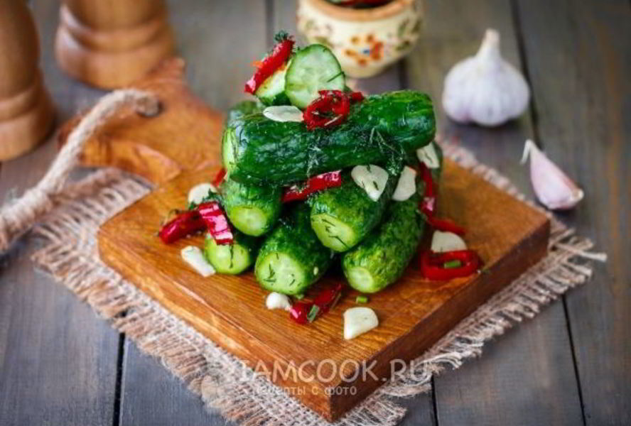 Малосольные огурцы в пакете с чесноком